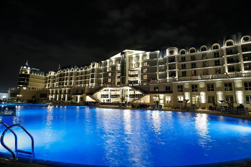 Tolip El Forsan Hotel Исмаилия Екстериор снимка The hotel at night